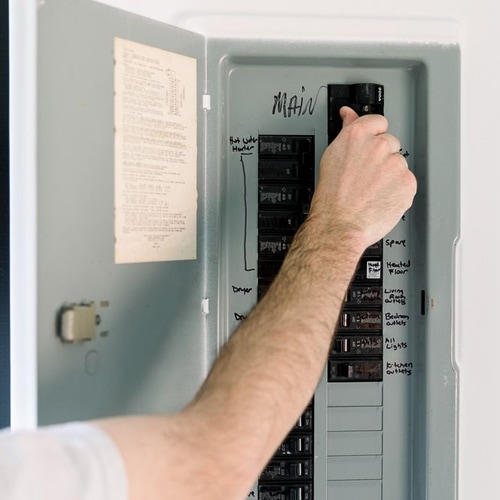 Warning signs of faulty electrical wiring – Maines Electrical